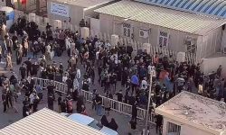 بقلوب مكسورة وحزن كبير، أهالي الضحايا  يتجمعون أمام مستشفى الزهراء لاستلام جثامين أبنائهم.